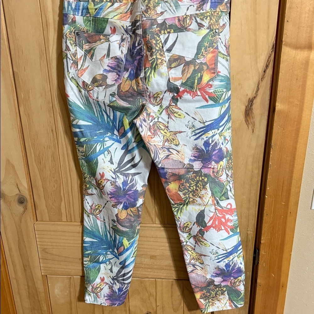 i jeans by Buffalo Multicolor Floral Capris - Picture 3 of 5